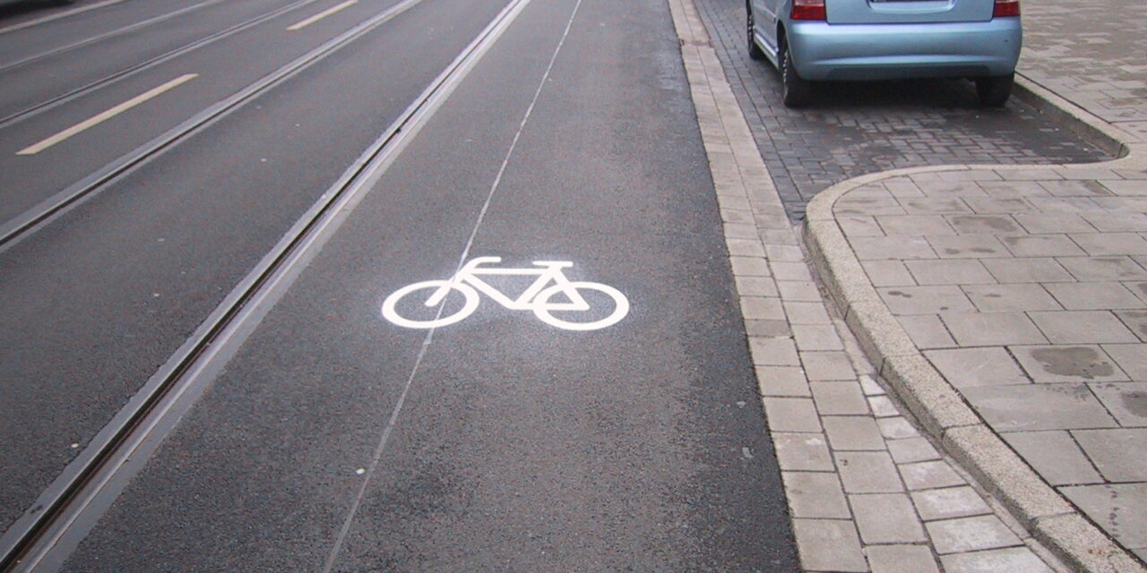Fahrradmarkierungen auf der Birkenstraße